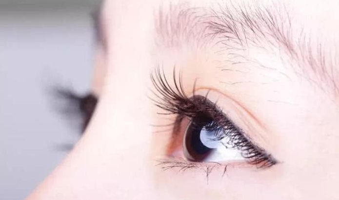 Precautions for wearing contact lenses